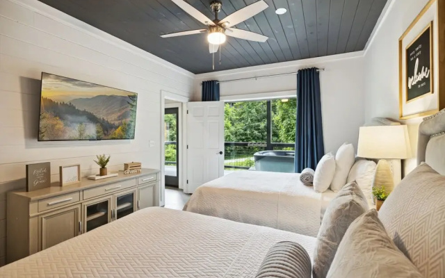 Sunset Chalet 2 Bedroom Cabin by RedAwning