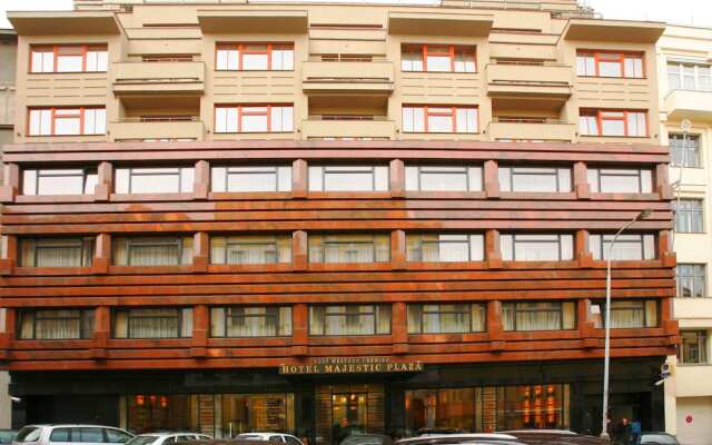 Hotel Majestic Plaza вид на фасад