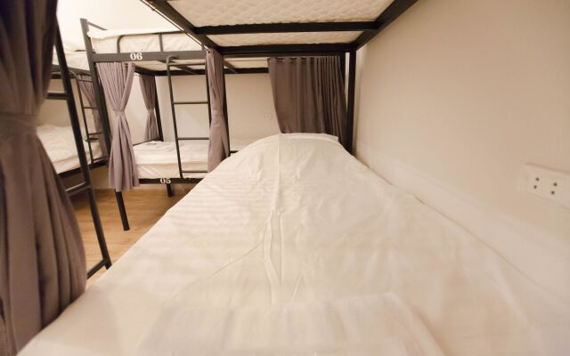 Отель Ha Noi Lantern Dorm - Adults Only Ханой комната для гостей