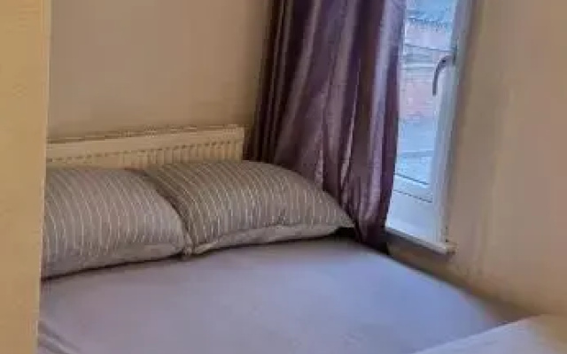 Budget 4 BedRoom house,Entire place.Sleeps 10