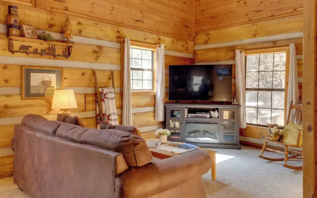 Private Hot Tub & Game Room: Mountain Retreat!