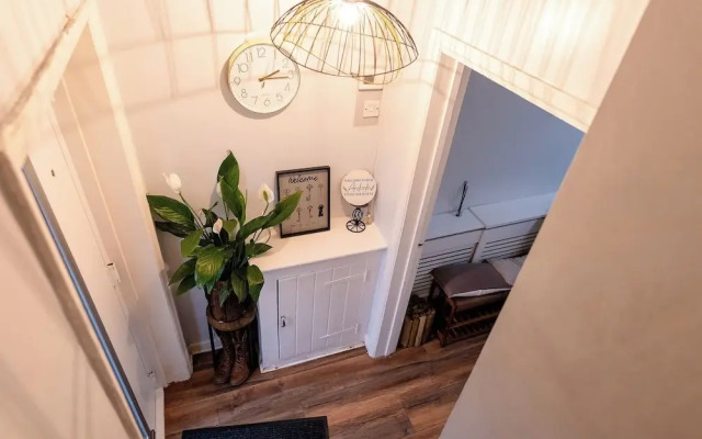 Sleeps 5 - Free Parking, Wifi, Near Airport & City