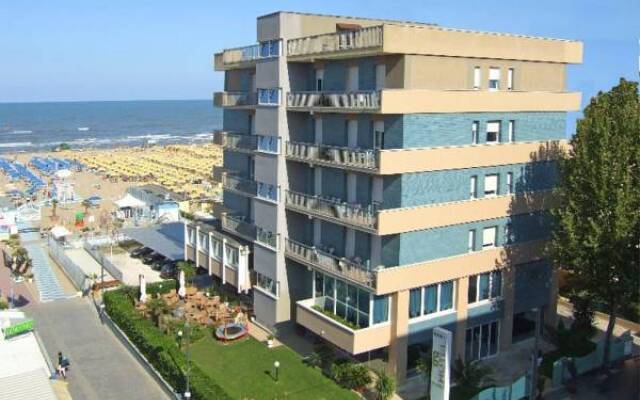 Hotel Ghirlandina Римини вид на фасад