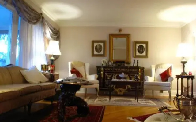Les Diplomates B&B (Executive Guest House)
