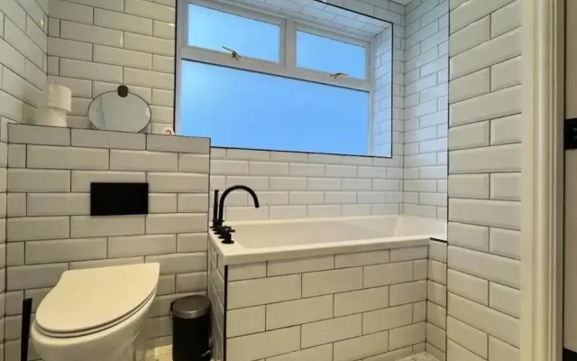 4 Guests - 2 Bedrooms - Parking - 9min City Centre