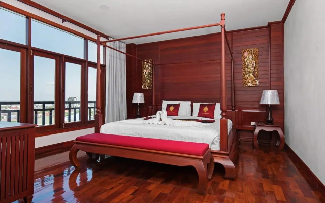 Manorom Chateau Hotel