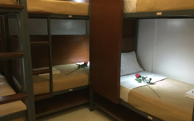 Townhouse OAK Makati Manila Near PNR Pasay Evangelista formerly VIP Suites
