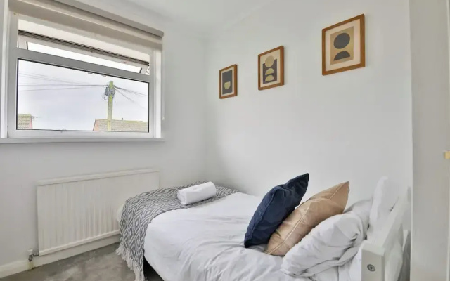 3 Bed House with Private Parking
