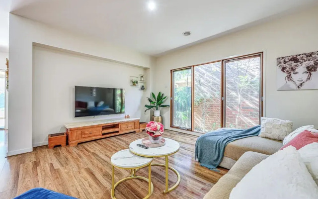 Stylish Luxe House at Point Cook