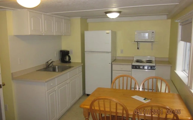 Colonial Motel Suites