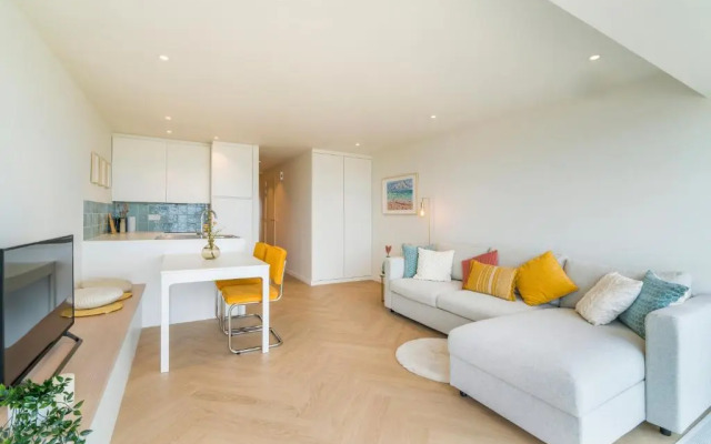 Moderne Studio Met Fantastisch Frontaal Zeezicht