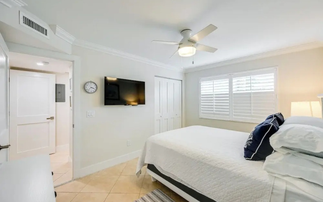 Naples Condo w/ Pool - Walk to Dining & Beach