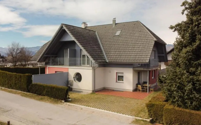 House Eden with Mountain Views