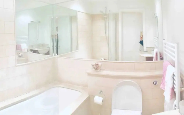2 Bedroom Apartment With Garden in Ladbroke Grove