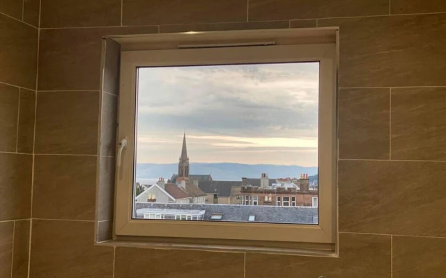 Stunning 3-bed Apartment in Largs