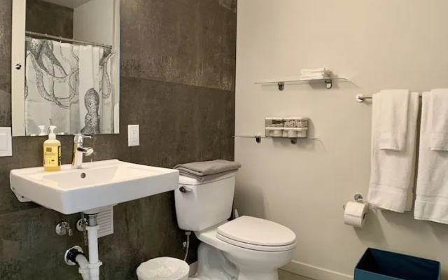 Lofty Studio Prime Cap Hill Area Mins to Downtown