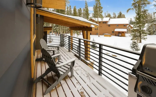 Five Peaks Townhouse with Garage and Hot Tub by RedAwning
