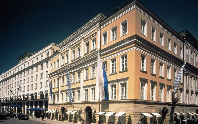 Отель Bayerischer Hof Германия, Мюнхен - 4 отзыва об отеле, цены и фото номеров - забронировать отель Bayerischer Hof онлайн вид на фасад