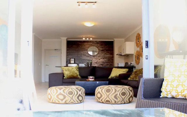 Sunlit Apartment Muizenberg Beachfront
