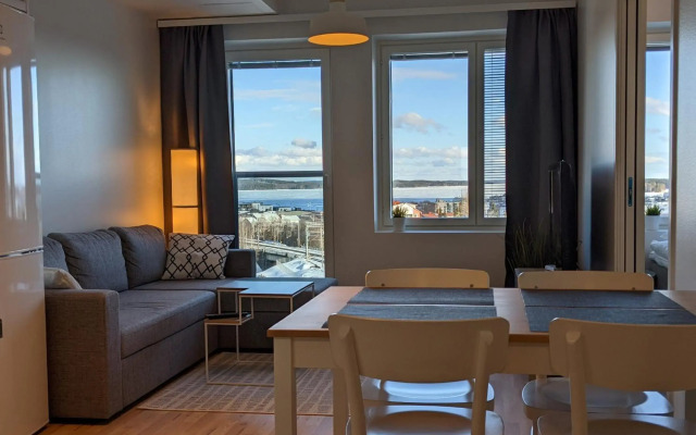 City apartment with lake view and free parking