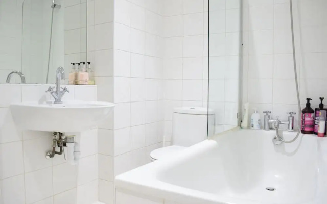 Modern 2 Bedroom in Queens Park With Garden
