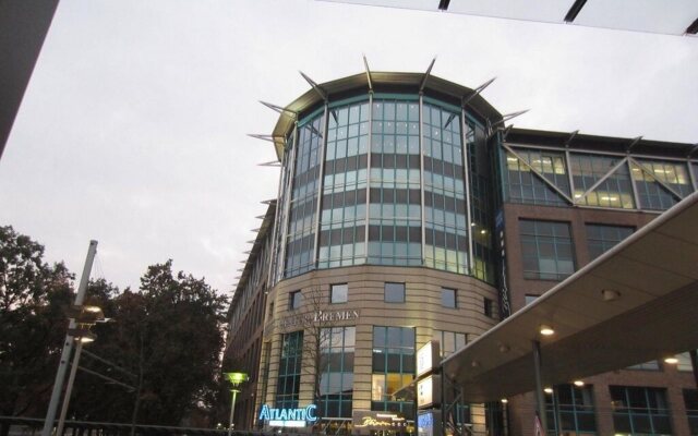 Atlantic Hotel Airport вид на фасад