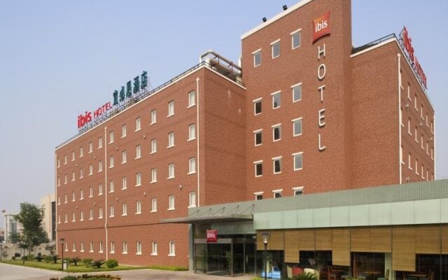 Отель Ibis Huangpu Zhongshan вид на фасад
