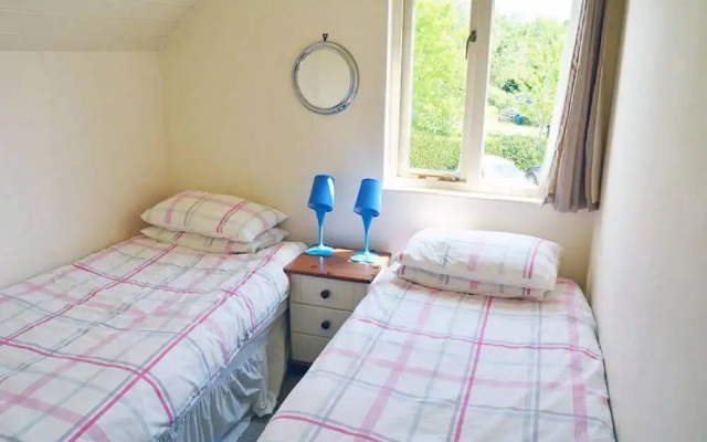 Stylish pet-friendly lakeside retreat in the Cotswold Water Park