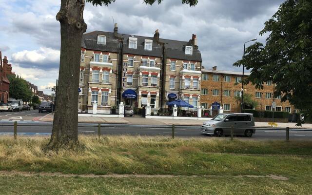 Euro Hotel Clapham вид на фасад