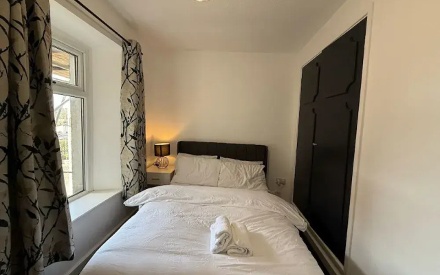 Large and Peaceful 4-bedroom House in Bridgend