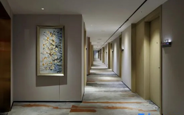 Modern Crown Hotel In Luzhuang