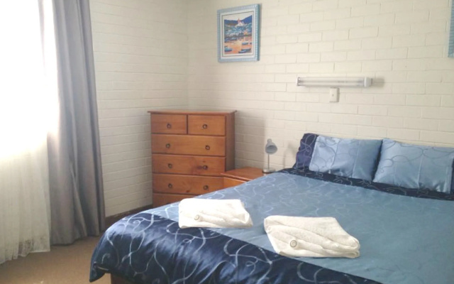 Emu Beach Chalets