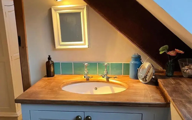 15th Century 6-bed Farmhouse, Sleeps 11, Pets Ok