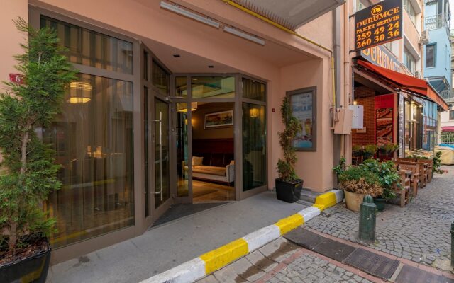 Отель Feri Suites вид на фасад