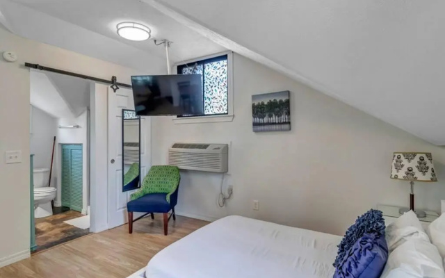 Comfy studio - stylish yet budget friendly!