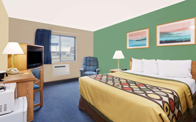 Super 8 by Wyndham Marshall