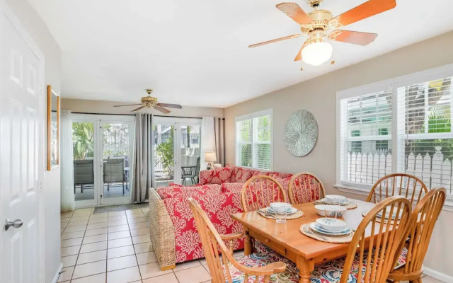 Linger Longer by Avantstay Key West Walkable Gated Community, Shared Pool Month Long Stays Only