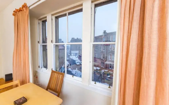 Charming and Spacious New Town Apartment