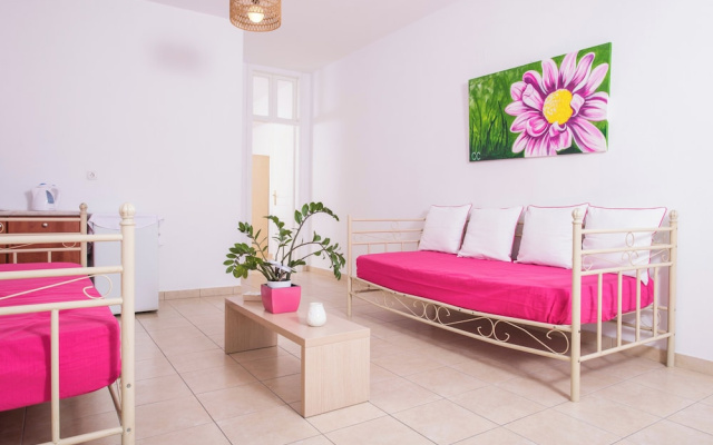 1- bed apt Near Black Beach-sleeps 4-parking