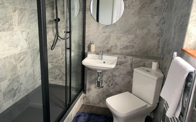 2 Bed-sleeps 4-parking-pets-10 min Walk to Beach