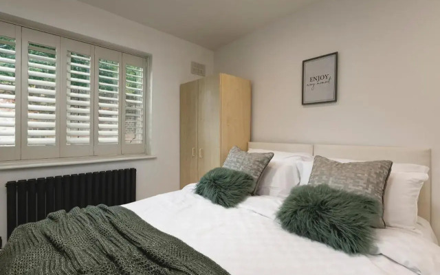 Just 20 Mins From Buckingham Palace!