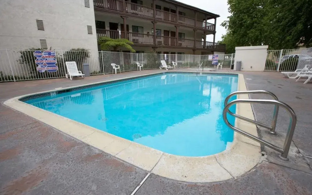 E-Z 8 Motel South Bay