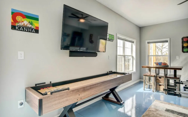 Hot Tub + Game Room! Secluded Branson Escape