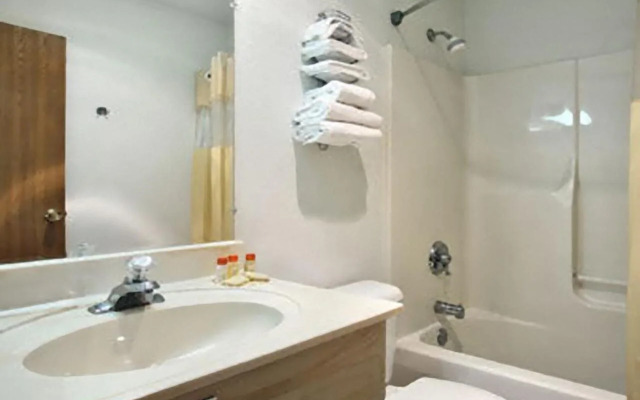 Travelodge by Wyndham Waukegan Gurnee