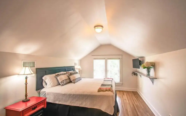 Belmont Blvd Bed and Breakfast