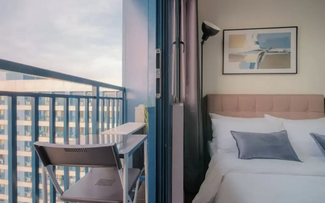 Room-makati Penthouse Studio With City V