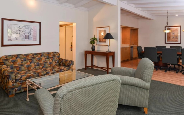 Red Lion Hotel Woodlake Conference Center