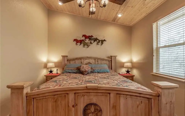 Heavenly Pines - Three Bedroom Cabin with Hot Tub