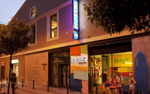Amistat Beach Hostel Barcelona вид на фасад
