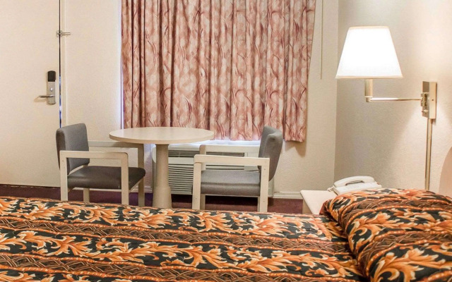 Rodeway Inn Findlay University Area